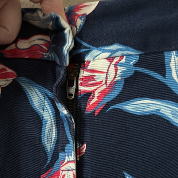 Lands' End Women's Blue Floral Mid Rise Straight Leg Chino Crop Pants Capri SZ 8 - Picture 3 of 8